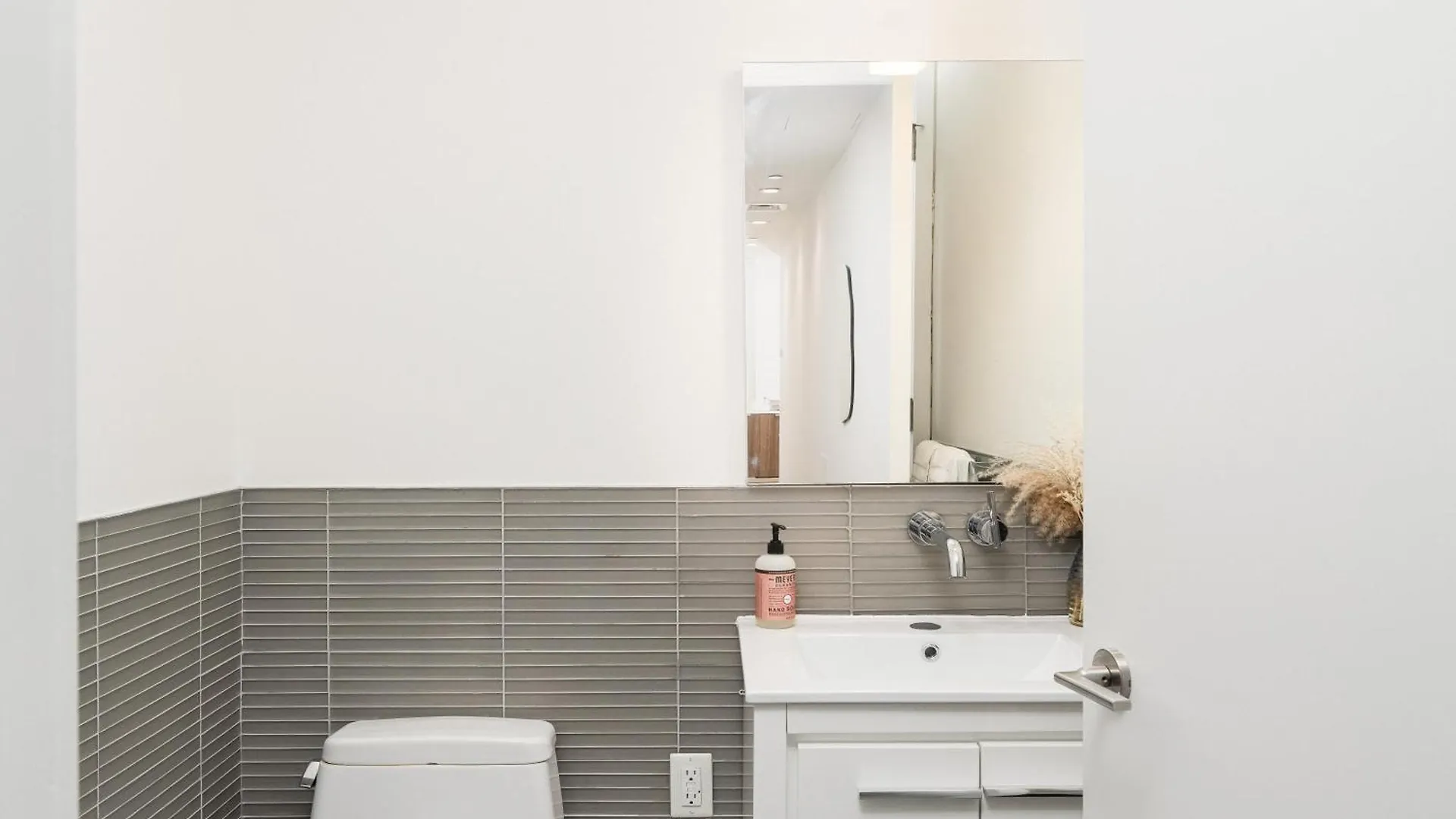 Luxury 2Bd Nr Wall St Gym Rooftop W/D New York Apartment